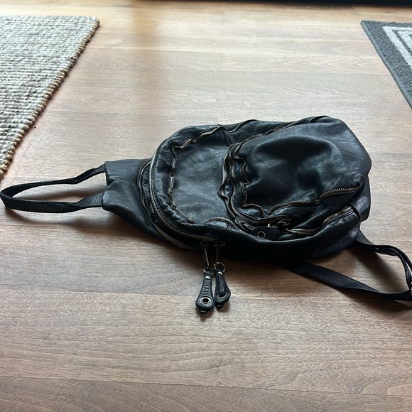 Black vintage leather backpack 
Not sure what the brand is?? - Picture 4 of 7